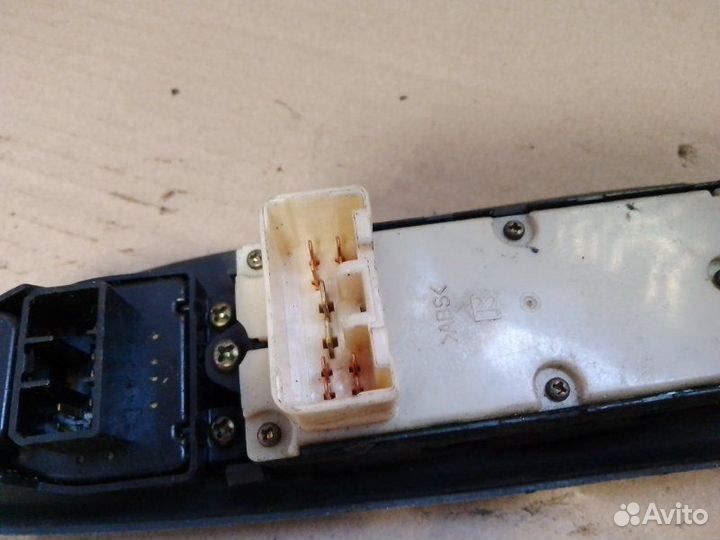 Блок управления стеклоподъемниками передний левый