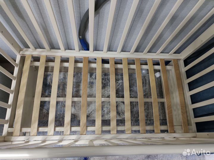 Детская кроватка с маятником