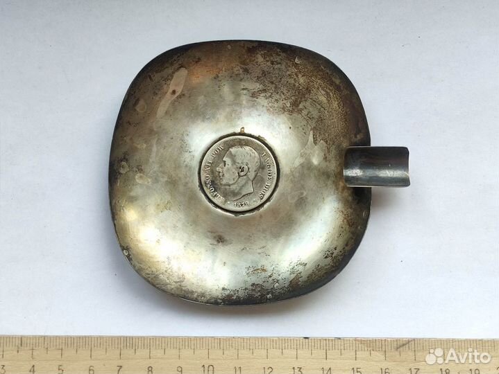 Пепельница старинная с серебряной монетой