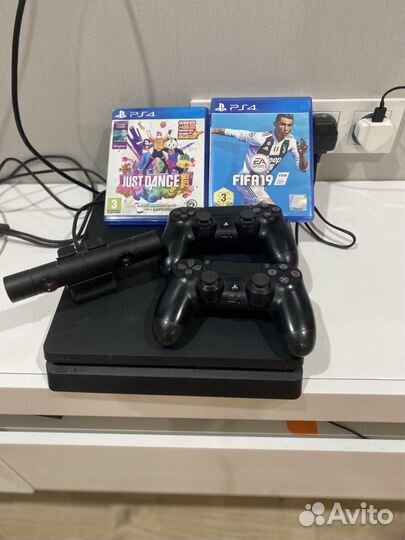 Sony PS4 с джостиками веб камерой и двумя играми