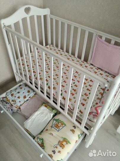 Детская кроватка с продольным маятником