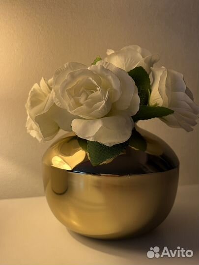 Ваза с искусственными цветами