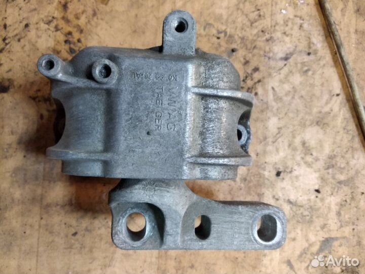 Опора двигателя правая Volkswagen Caddy 3 BSE