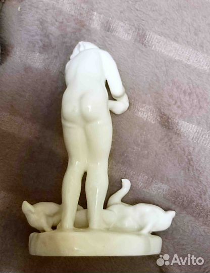 Статуэтки фарфор Девочка с утками и уточка