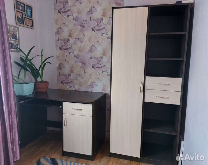 Два шкафа и стол