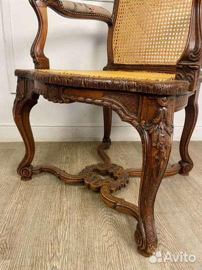 Антикварное кресло с Ротангом