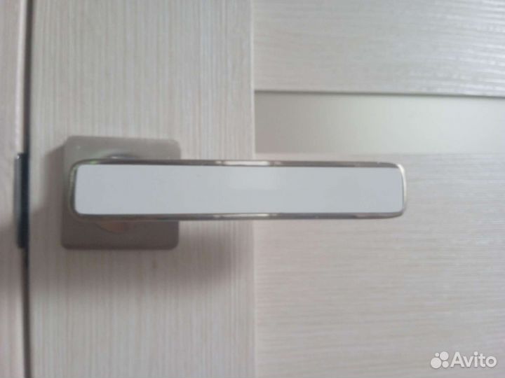 Новые белые дверные ручки для межкомнатных дверей