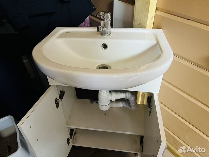 Раковина с тумбой и смесителем