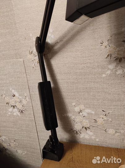 Лампа лупа на струбцине