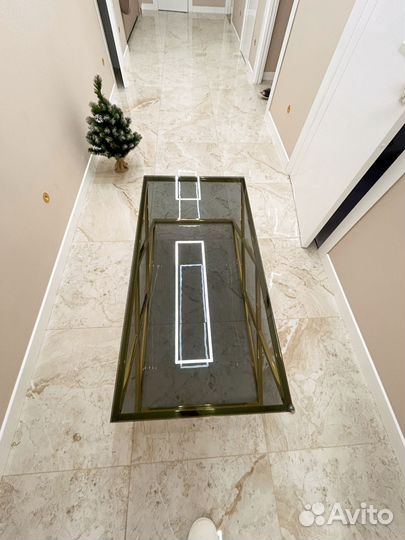 Жернальный столик Инсигния