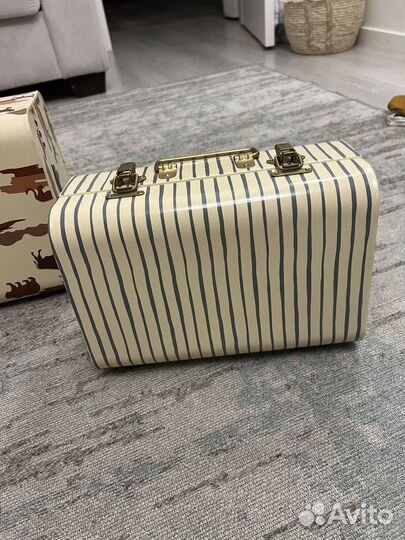 Декоративные чемоданы