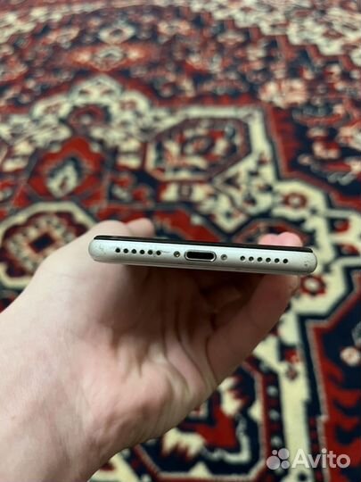 iPhone SE, 64 ГБ