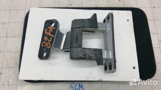 Петля крышки багажника toyota FJ cruiser (82F01OU0