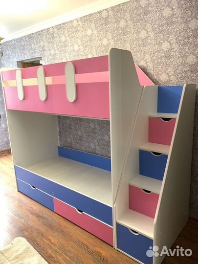 Двухъярусная кровать с лестницей-комодом
