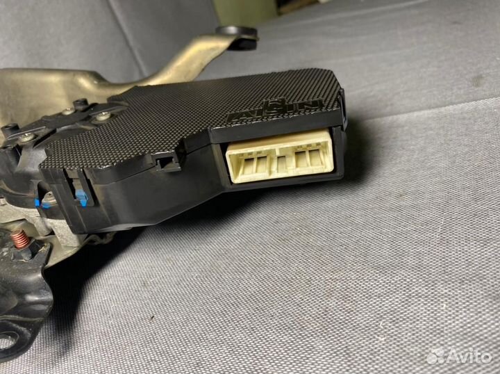 Механизм подъёма крышки багажника LexusLX 570