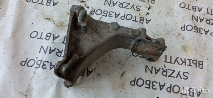 Кронштейн двигателя Volkswagen Passat B3 правый