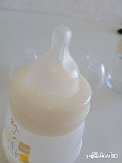 2 Бутылки, соски, градусник для воды