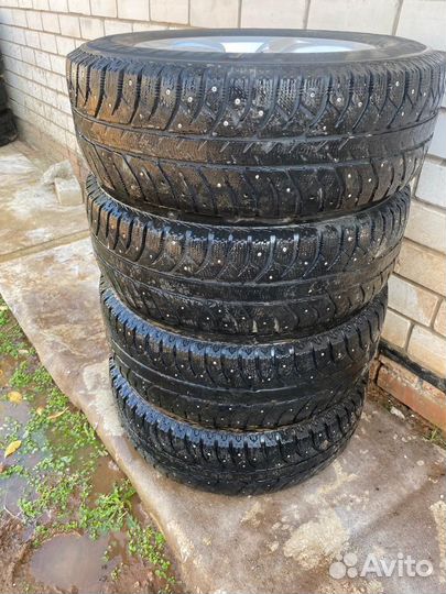 Bridgestone Ice Cruiser 7000 215/65 R16