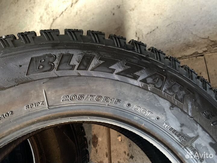 Bridgestone Blizzak Spike-01 205/70 R15