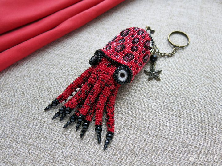 Брелок-монетница из бисера Кальмар красный