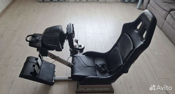 Продам Playseat Revolution с рулем Thrustmaster и