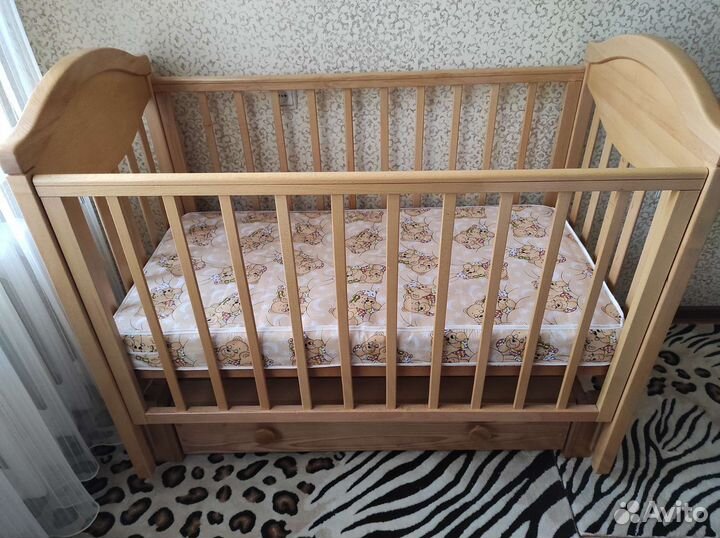 Детская кроватка с продольным маятником