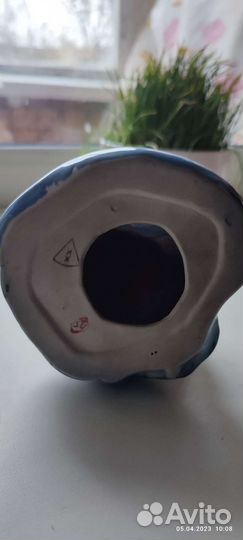 Белый медведь с рыбой. Гжель