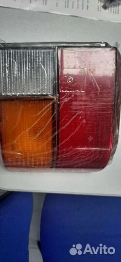 Фонарь задний правый желто-красный VWT4