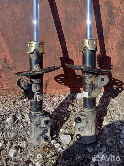 Стойки передние honda FIT пара