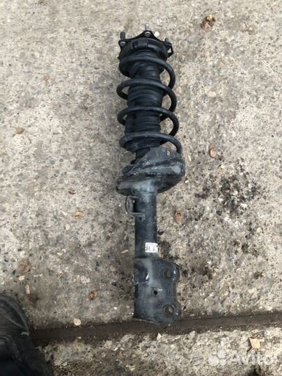 Стойка амортизатора передняя правая Honda Cr-V 3