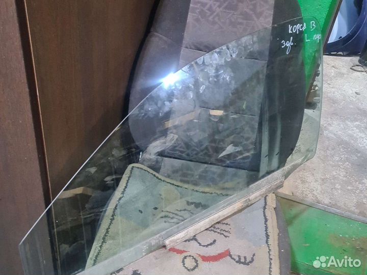 Опель Корса в стекло двери