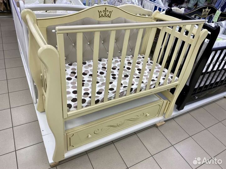 Детская кроватка с маятником