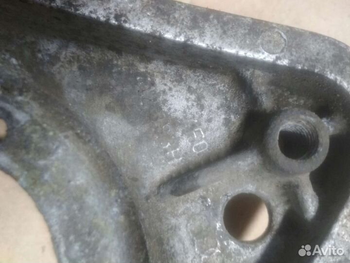 Кронштейн амортизатора audi A6 C6