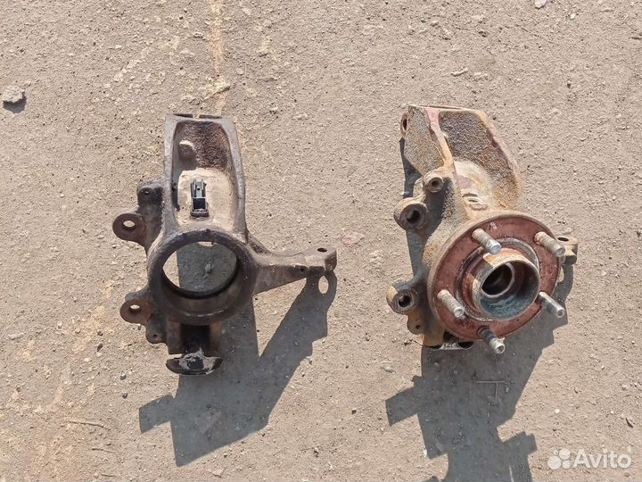 Поворотный кулак левый Ford Focus 2