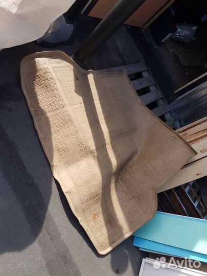 Автомобильные коврики в багажник