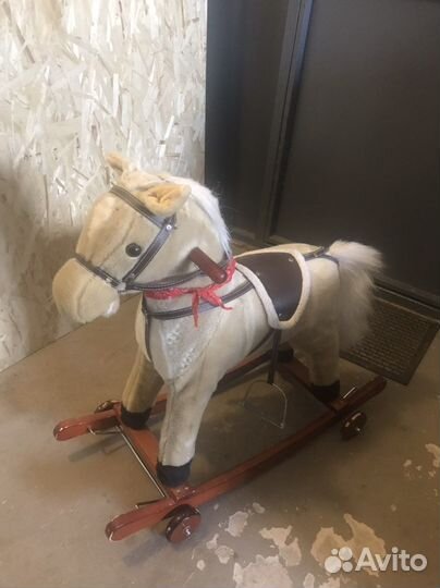 Детская качалка лошадь на колесиках