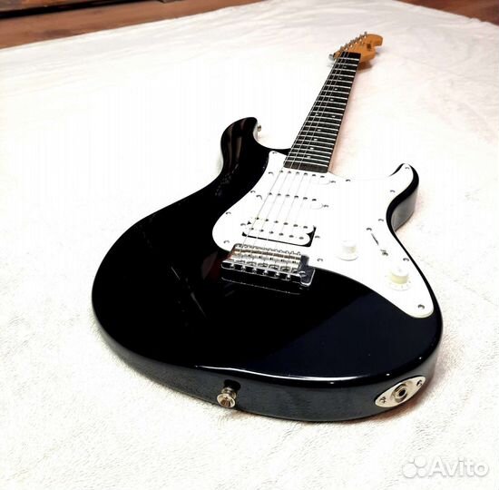 Электрогитара Yamaha с комбоусилителем Vox