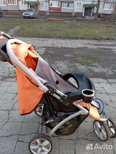 Прогулочная коляска с надувными колесами