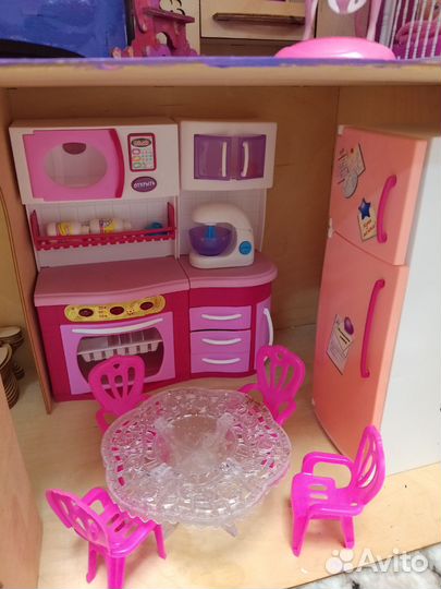 Кукольный домик с мебелью и куклами