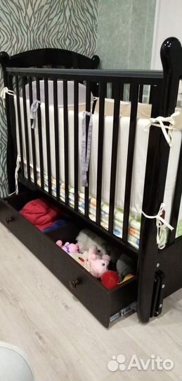 Детская кроватка с маятником и ящиком