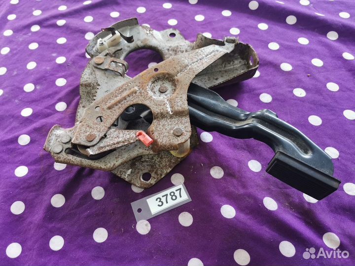 Педаль стояночного тормоза