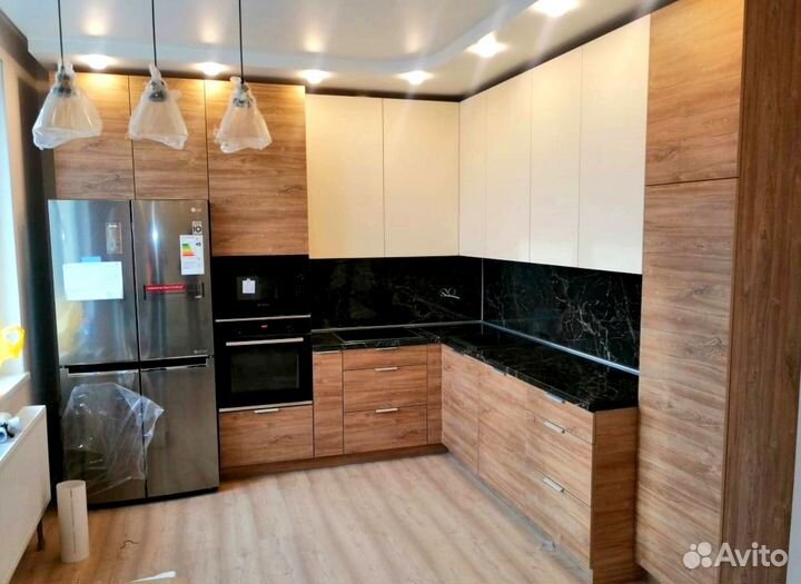 Угловая кухня на заказ до потолка