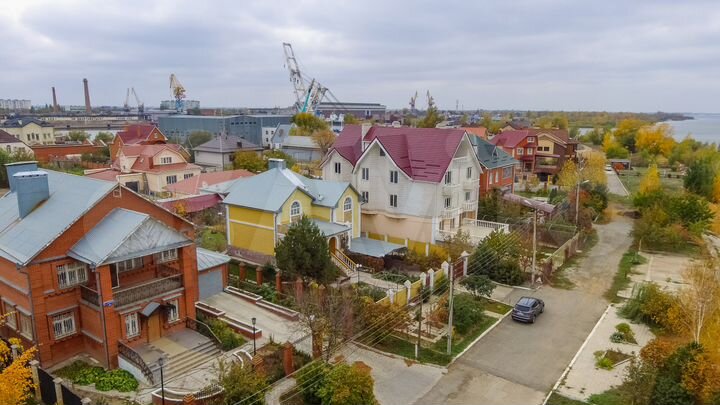 Коттедж 1330 м² на участке 10 сот.