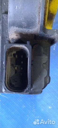 Передний левый замок двери Opel Astra J хэтчбек