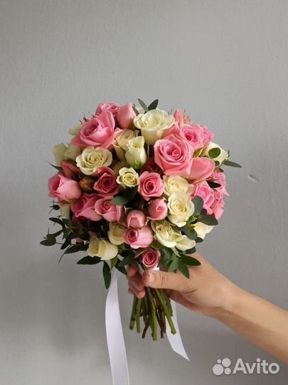 Свадебный букет из белых и розовых кустовых роз