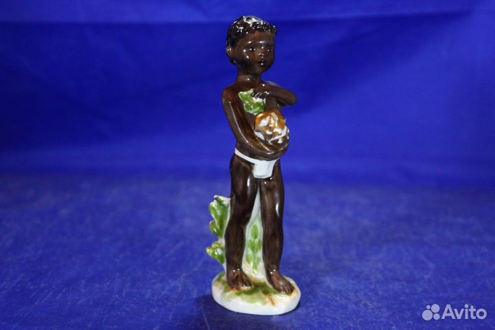 Фарфор статуэтка лфз Негритенок с ананасом мальчик