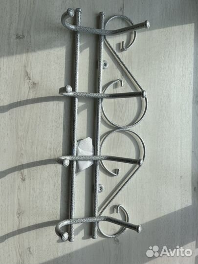 Вешалка настенная металлическая