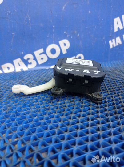 Моторчик заслонок отопителя Volkswagen Passat B5