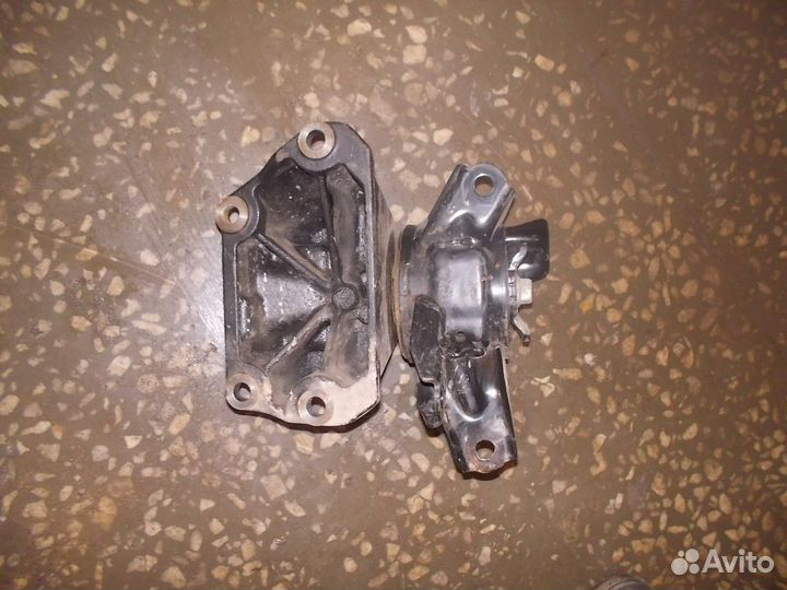 Опора двигателя левая (Kia Sorento)