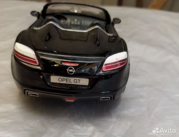 Модель машины Opel GT Maisto 1:24